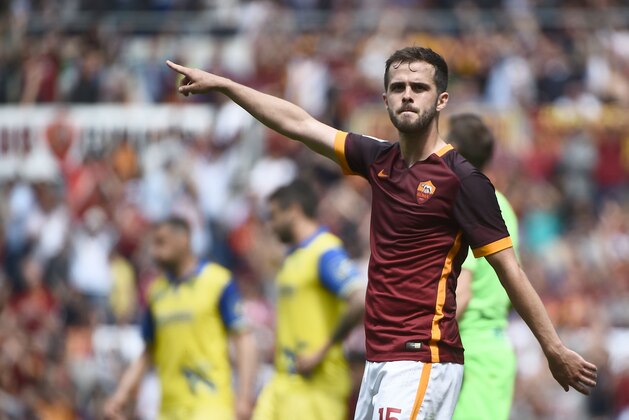 Roma's midfielder from Bosnia-Herzegovina Miralem Pjanic celebrates after scoring during the Italian Serie A football match Roma vs Chievo at the Olympic Stadium in Rome on May 8, 2016. / AFP / FILIPPO MONTEFORTE        (Photo credit should read FILIPPO MONTEFORTE/AFP/Getty Images)
