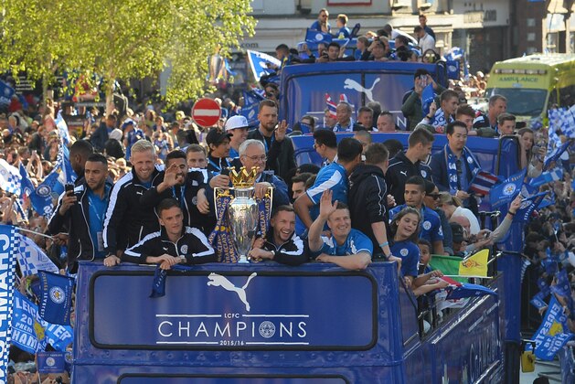 Leicester City's Italian manager Claudio Ranieri (C) stands with the Premier league trophy as the Leicester City team take part in an open-top bus parade through Leicester to celebrate winning the Premier League title on May 16, 2016.

 / AFP / GLYN KIRK        (Photo credit should read GLYN KIRK/AFP/Getty Images)