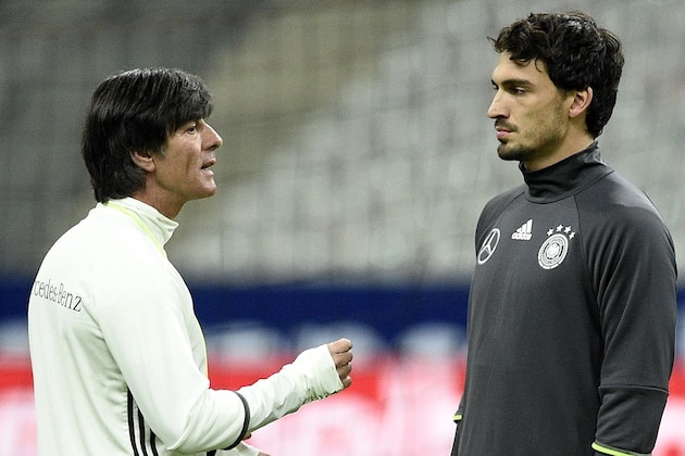 Germany's head coach  Joachim Loew (L) speaks with Germany's defender Mats Hummels during a training session at the Stade de France stadium in Saint-Denis, north of Paris, on November 12, 2015, on the eve of a friendly football match between France and Germany.  AFP PHOTO / FRANCK FIFE        (Photo credit should read FRANCK FIFE/AFP/Getty Images)
