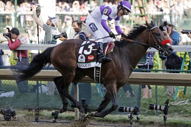El jinete mexicano Mario Gutiérrez monta a Nyquist rumbo a la meta del Derby de Kentucky, el sábado 7 de mayo de 2016, en Louisville (AP Foto/Garry Jones)