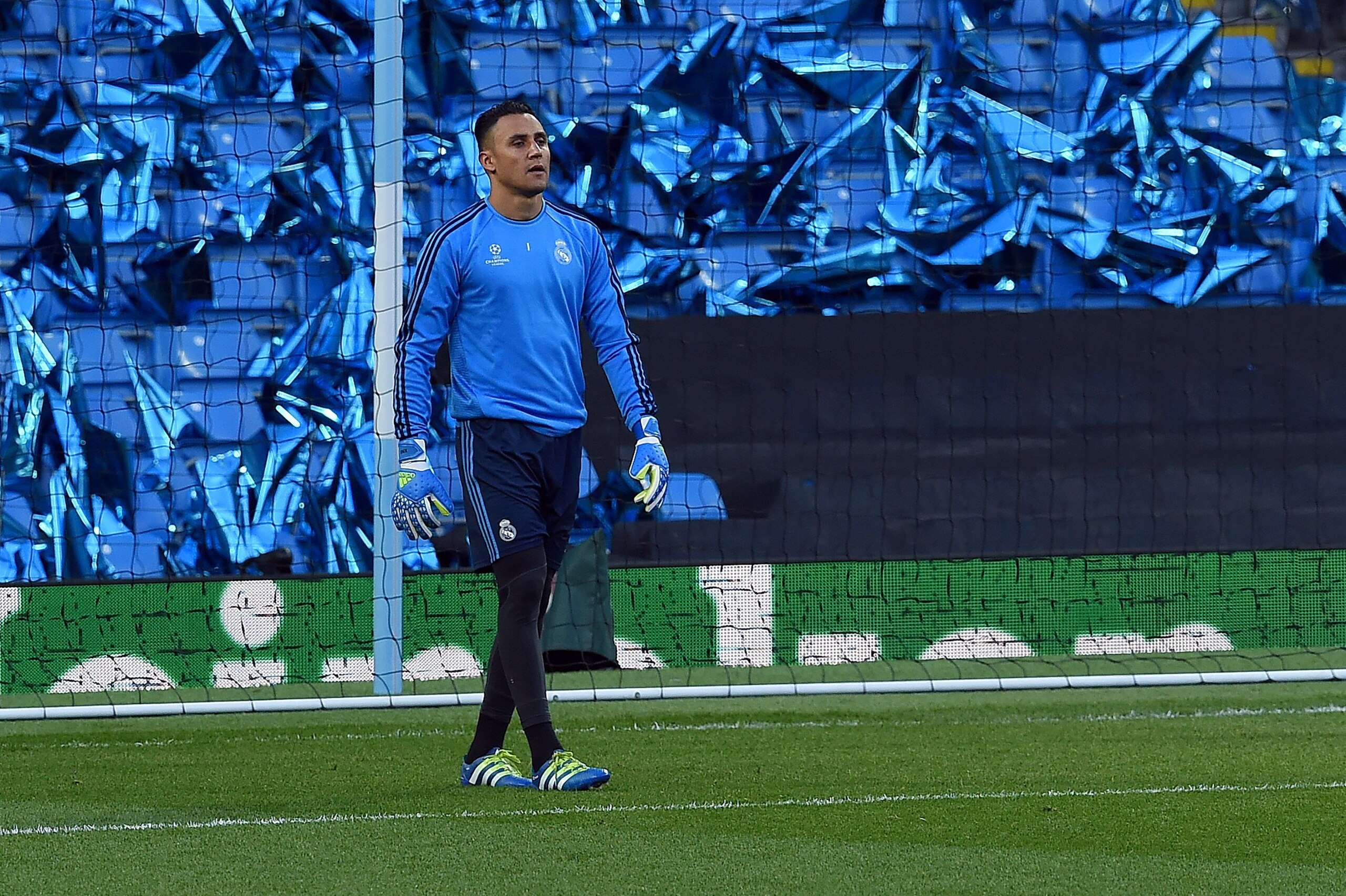 Real Madrid's Costa Rican goalkeeper Keylor Navas is pictured during a training session at the Etihad Stadium in Manchester, northwest England, on April 25, 2016, ahead of their UEFA Champions League semi-final, first leg football match against Manchester City on April 26 in Manchester. / AFP / PAUL ELLIS        (Photo credit should read PAUL ELLIS/AFP/Getty Images)