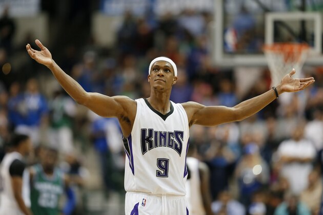 Sacramento Kings' Rajon Rondo (9) acknowledges fans mocking him in the closing seconds of the second half of an NBA basketball game against the Dallas Mavericks on Thursday, March 3, 2016, in Dallas. Rondo scored 18 points in the 104-101 Kings win. (AP Photo/Tony Gutierrez)