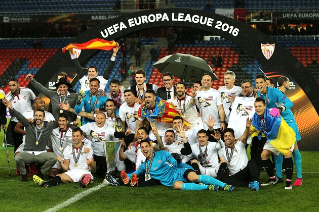 BASEL, SWITZERLAND - MAY 18:  The Sevilla players celebrate with the trophy at the end of the UEFA Europa League Final between Liverpool and Sevilla at St. Jakob-Park on May 18, 2016 in Basel, Switzerland.  (Photo by Matthew Ashton - AMA/Getty Images)