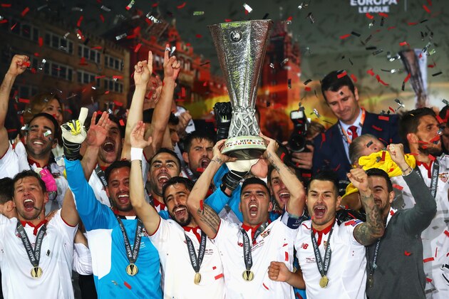 BASEL, SWITZERLAND - MAY 18:  Captian Jose Antonio Reyes (C) of Sevilla lifts the Europa League trophy as players celebrate at the award ceremoy after the UEFA Europa League Final match between Liverpool and Sevilla at St. Jakob-Park on May 18, 2016 in Basel, Switzerland.  (Photo by Michael Steele/Getty Images)