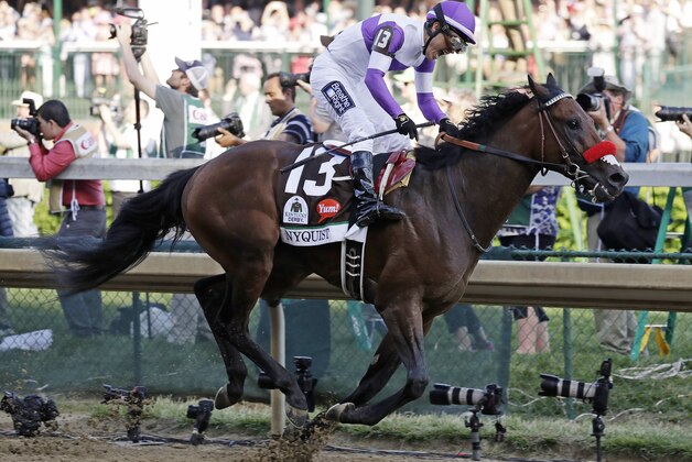 El jinete mexicano Mario Gutiérrez monta a Nyquist rumbo a la meta del Derby de Kentucky, el sábado 7 de mayo de 2016, en Louisville (AP Foto/Garry Jones)