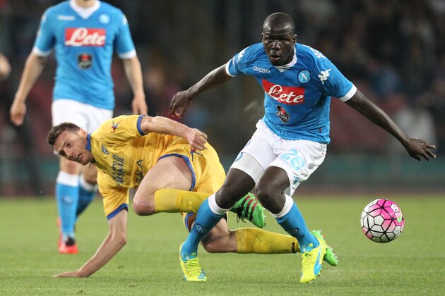 Napoli's French defender Kalidou Koulibaly (R) fights for the ball with Frosinone's forward from Italy Daniel Ciofani during the Italian Serie A football match SSC Napoli vs Frosinone Calcio on May 14 2016 at the San Paolo stadium in Naples. / AFP / CARLO HERMANN        (Photo credit should read CARLO HERMANN/AFP/Getty Images)