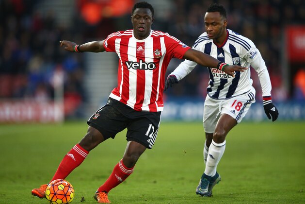 SOUTHAMPTON, ENGLAND - JANUARY 16: Victor Wanyama of Southampton and Saido Berahino of West Bromwich Albion compete for the ball during the Barclays Premier League match between Southampton and West Bromwich Albion at St. Mary's Stadium on January 16, 2016 in Southampton, England.  (Photo by Ian Walton/Getty Images)