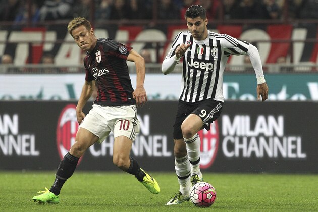 MILAN, ITALY - APRIL 09:  Alvaro Morata (R) of Juventus FC competes for the ball with Keisuke Honda (L) of AC Milan during the Serie A match between AC Milan and Juventus FC at Stadio Giuseppe Meazza on April 9, 2016 in Milan, Italy.  (Photo by Marco Luzzani/Getty Images)