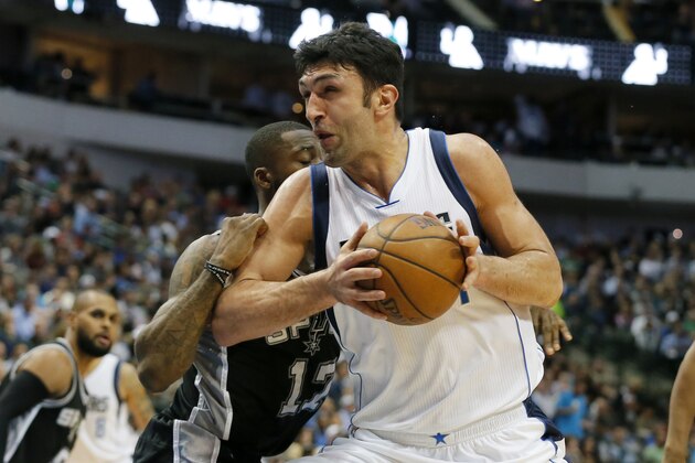 Dallas Mavericks' Zaza Pachulia drives against San Antonio Spurs' Jonathon Simmons on the way to the basket for a shot in the first half of an NBA basketball game, Wednesday, April 13, 2016, in Dallas. (AP Photo/Tony Gutierrez)