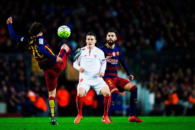 BARCELONA, SPAIN - FEBRUARY 28: Sergi Roberto of Barcelona controls the ball as his team mate Gerard Pique and Kevin Gameiro of Sevilla look on during the La Liga match between FC Barcelona and Sevilla FC at Camp Nou on February 28, 2016 in Barcelona, Spain.  (Photo by Vladimir Rys Photography via Getty Images)