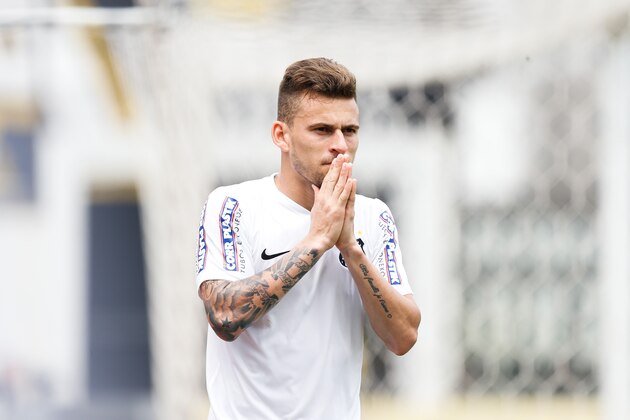 SANTOS, BRAZIL - SEPTEMBER 27:  Lucas Lima of Santos reacts during the match between Santos and Internacional for the Brazilian Series A 2015 at Vila Belmiro stadium on September 27, 2015 in Santos, Brazil. (Photo by Alexandre Schneider/Getty Images)