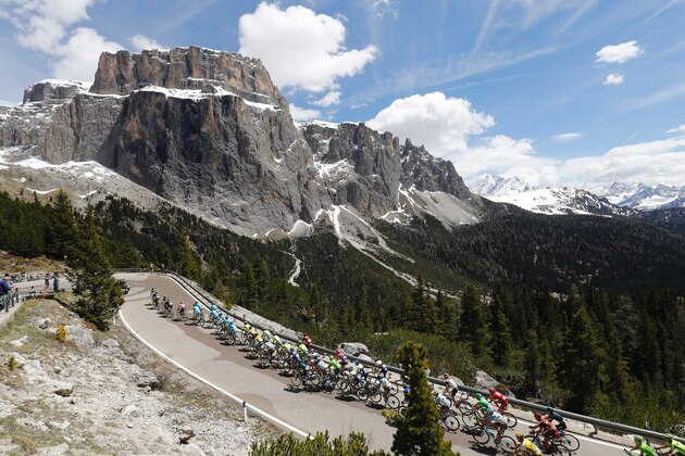 TOPSHOT - The peloton climbs the Sella pass during the 14th stage of the 99th Giro d'Italia, Tour of Italy, from Farra d'Alpago to Corvara on May 21, 2016.  / AFP / Luk BENIES        (Photo credit should read LUK BENIES/AFP/Getty Images)