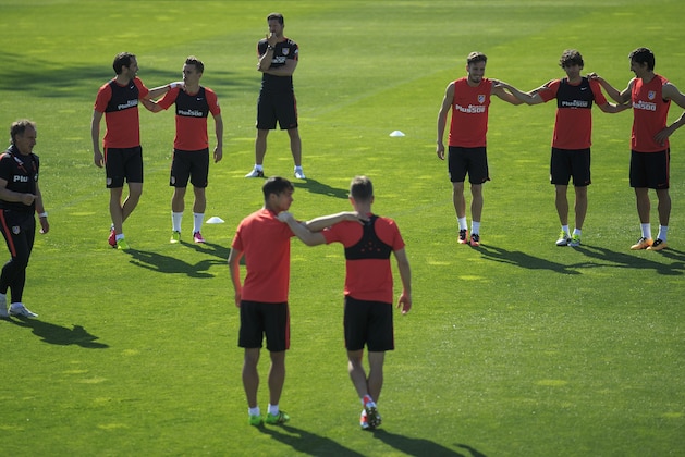 MADRID, SPAIN - MAY 21: Head coach Diego Pablo Simeone supervises the training session during the Club Atletico de Madrid Open Media Day ahead of the UEFA Champions League Final match against Real Madrid CF on May 21, 2016 in Majadahonda, Spain.