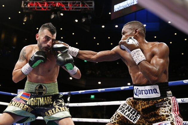 Erislandy Lara, right, fights Vanes Martirosyan in a super welterweight title fight, Saturday, May 21, 2016, in Las Vegas. (AP Photo/John Locher)