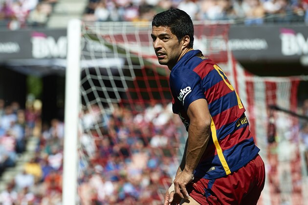 GRANADA, SPAIN - MAY 14:  Luis Suarez of FC Barcelona reacts during the La Liga match between Granada CF and FC Barcelona at Estadio Nuevo Los Carmenes on May 14, 2016 in Granada, Spain.  (Photo by Manuel Queimadelos Alonso/Getty Images)