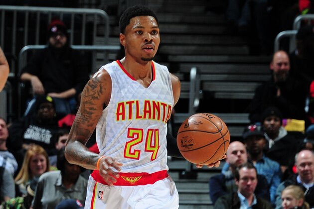ATLANTA, GA - FEBRUARY 8: Kent Bazemore #24 of the Atlanta Hawks handles the ball against the Orlando Magic on February 8, 2016 at Philips Arena in Atlanta, Georgia.  NOTE TO USER: User expressly acknowledges and agrees that, by downloading and/or using this Photograph, user is consenting to the terms and conditions of the Getty Images License Agreement. Mandatory Copyright Notice: Copyright 2016 NBAE (Photo by Scott Cunningham/NBAE via Getty Images)