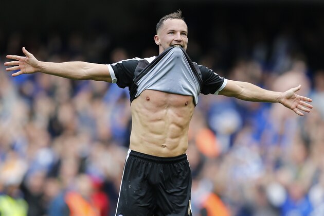 Leicester's Danny Drinkwater celebrates after scoring during the English Premier League soccer match between Chelsea and Leicester City at Stamford Bridge stadium in London, Sunday, May 15, 2016.(AP Photo/Frank Augstein)