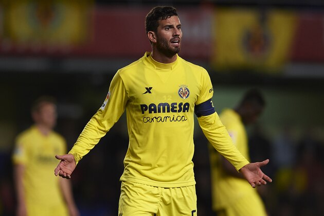 VILLARREAL, SPAIN - JANUARY 13:  Mateo Pablo Musacchio of Villarreal reacts during the Copa del Rey Round of 16 second leg match between Villarreal CF and Athletic Club de Bilbao at El Madrigal on January 13, 2016 in Villarreal, Spain.  (Photo by Manuel Queimadelos Alonso/Getty Images)