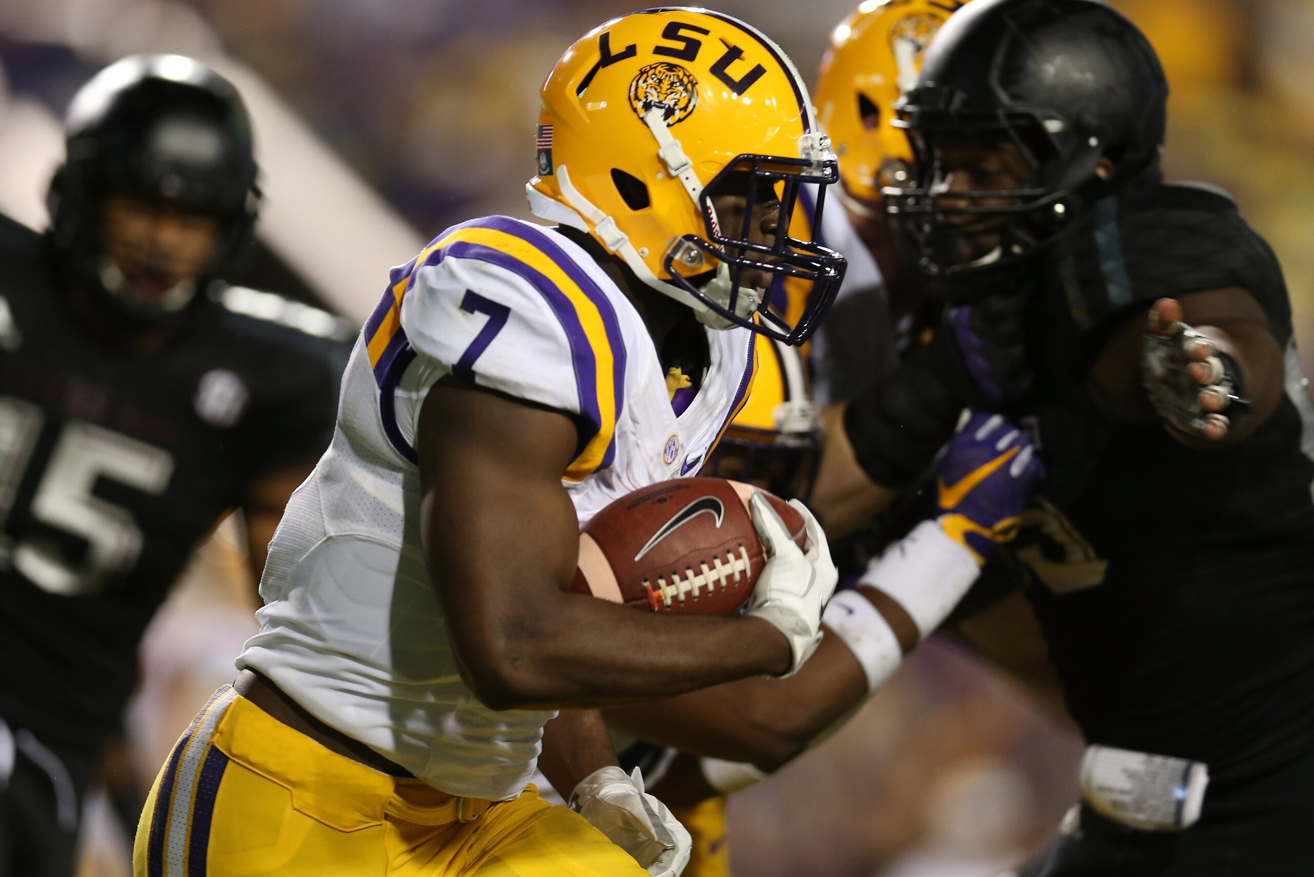 BATON ROUGE, LA - NOVEMBER 28:  Leonard Fournette #7 of the LSU Tigers breaks a tackle against the Texas A&M Aggies at Tiger Stadium on November 28, 2015 in Baton Rouge, Louisiana.  (Photo by Chris Graythen/Getty Images)