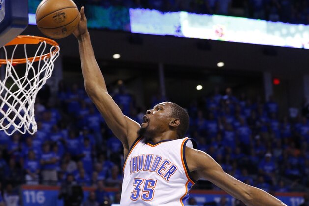 Kevin Durant, del Thunder de Oklahoma City, clava el balón en el primer cuarto del sexto juego de la segunda ronda de los playoffs de la Conferencia del Oeste de la NBA ante los Spurs de San Antonio en Oklahoma City, el jueves 12 de mayo de 2016. (AP Photo/Alonzo Adams)