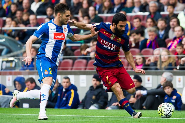 BARCELONA, SPAIN - MAY 08:  Arda Turan (R) of FC Barcelona controls the ball next to Rober Correa of RCD Espanyol during the La Liga match between FC Barcelona and RCD Espanyol at Camp Nou on May 8, 2016 in Barcelona, Spain.  (Photo by Alex Caparros/Getty Images)