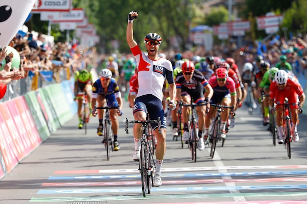 Germany's Roger Kluge celebrates as he crosses the finish line to win the 17th stage of the 99th Giro d'Italia, Tour of Italy, from Molveno to Cassano d'Adda on May 25, 2016.  / AFP / VINCENZO PINTO        (Photo credit should read VINCENZO PINTO/AFP/Getty Images)
