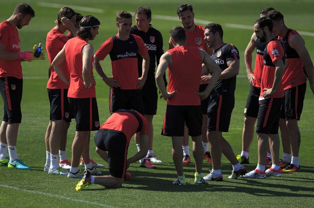 MADRID, SPAIN - MAY 21: Head coach Diego Pablo Simeone gives instructions to his players during a training session during the Club Atletico de Madrid Open Media Day ahead of the UEFA Champions League Final match against Real Madrid CF on May 21, 2016 in Majadahonda, Spain.