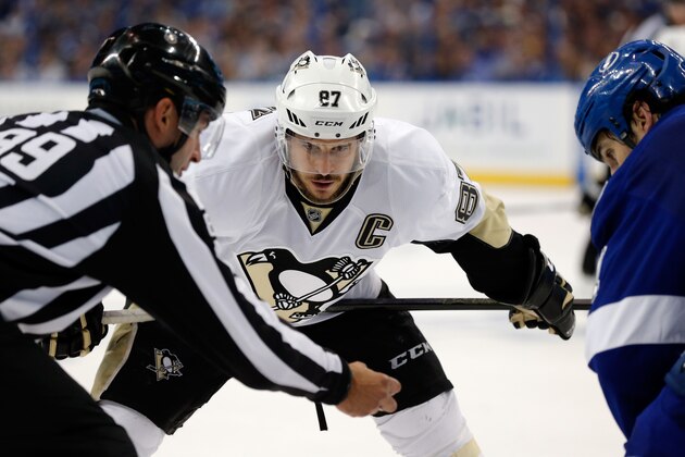 TAMPA, FL - MAY 24:  Sidney Crosby #87 of the Pittsburgh Penguins looks to face off against the Tampa Bay Lightning in Game Six of the Eastern Conference Final during the 2016 NHL Stanley Cup Playoffs at Amalie Arena on May 24, 2016 in Tampa, Florida.  (Photo by Mike Carlson/Getty Images)