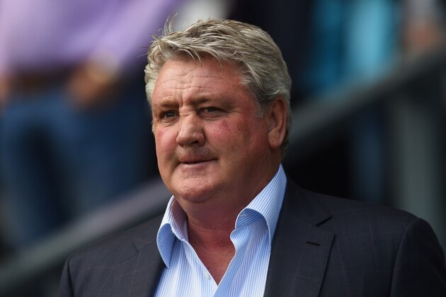 DERBY, UNITED KINGDOM - MAY 14:  Steve Bruce manager of Hull City looks on prior to the Sky Bet Championship Play Off semi final first leg match between Derby County and Hull City at the iPro Stadium on May 14, 2016 in Derby, England.  (Photo by Michael Regan/Getty Images)