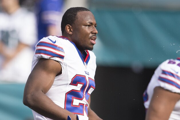 PHILADELPHIA, PA - DECEMBER 13: LeSean McCoy #25 of the Buffalo Bills warms up prior to the game against the Philadelphia Eagles on December 13, 2015 at the Lincoln Financial Field in Philadelphia, Pennsylvania. (Photo by Mitchell Leff/Getty Images)