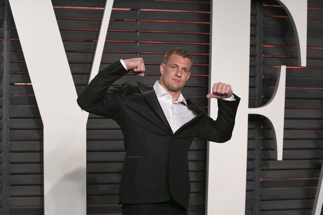 US football player Rob Gronkowski poses as he arrives to the 2016 Vanity Fair Oscar Party on Sunday, February 28, 2016 in Beverly Hills, California. / AFP / ADRIAN SANCHEZ-GONZALEZ        (Photo credit should read ADRIAN SANCHEZ-GONZALEZ/AFP/Getty Images)