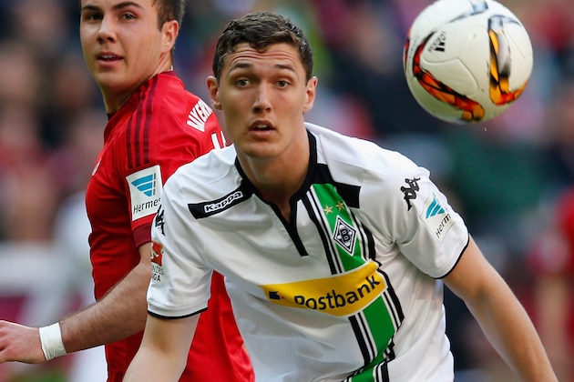 MUNICH, GERMANY - APRIL 30:  Andreas Christensen (R) of Borussia Moenchengladbach and Mario Goetze of Bayern Muenchen compete for the ball during the Bundesliga match between Bayern Muenchen and Borussia Moenchengladbach at Allianz Arena on April 30, 2016 in Munich, Germany.  (Photo by Boris Streubel/Getty Images)