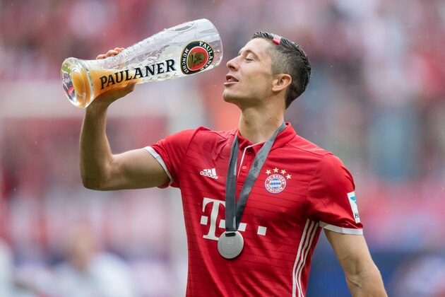 MUNICH, GERMANY - MAY 14:  Robert Lewandowski of Muenchen celebrate the Bundesliga championship while drinking beer after the Bundesliga match between FC Bayern Muenchen and Hannover 96 at Allianz Arena on May 14, 2016 in Munich, Germany.  (Photo by Boris Streubel/Getty Images)
