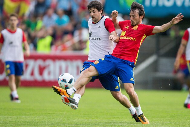 Spain's national team players Mikel San Jose (L) and David Silva (R) attend a training session in Schruns, on May 27, 2016, ahead of Euro 2016 European football championship in France. / AFP / APA / Peter RINDERER / Austria OUT        (Photo credit should read PETER RINDERER/AFP/Getty Images)