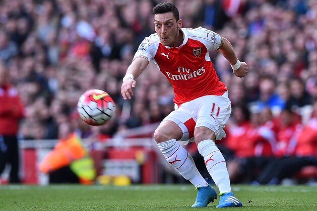 Arsenal's German midfielder Mesut Ozil controls the ball during the English Premier League football match between Arsenal and Crystal Palace at the Emirates Stadium in London on April 17, 2016.  / AFP / BEN STANSALL / RESTRICTED TO EDITORIAL USE. No use with unauthorized audio, video, data, fixture lists, club/league logos or 'live' services. Online in-match use limited to 75 images, no video emulation. No use in betting, games or single club/league/player publications.  /         (Photo credit should read BEN STANSALL/AFP/Getty Images)