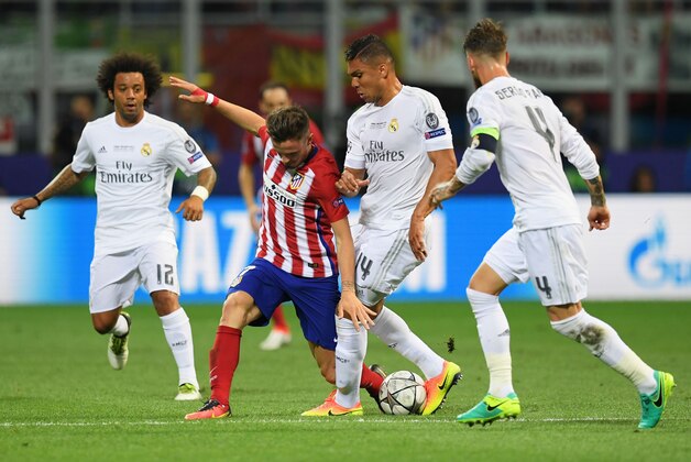 MILAN, ITALY - MAY 28:  Antoine Griezmann of Atletico Madrid battles for the ball with Casemiro of Real Madrid  during the UEFA Champions League Final match between Real Madrid and Club Atletico de Madrid at Stadio Giuseppe Meazza on May 28, 2016 in Milan, Italy.  (Photo by Matthias Hangst/Getty Images)