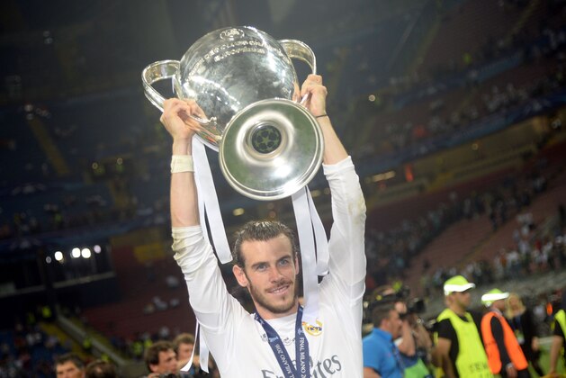 Real Madrid's Welsh forward Gareth Bale lifts the trophy after Real Madrid won the UEFA Champions League final football match between Real Madrid and Atletico Madrid at San Siro Stadium in Milan, on May 28, 2016. / AFP / Filippo MONTEFORTE        (Photo credit should read FILIPPO MONTEFORTE/AFP/Getty Images)
