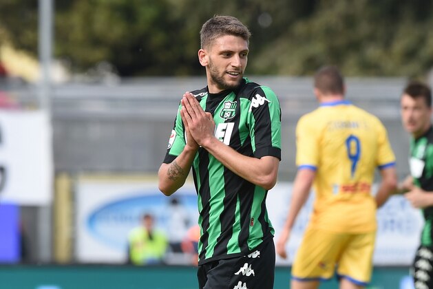 FROSINONE, ITALY - MAY 08:  Domenico Berardi of Sassuolo in action during the Serie A match between Frosinone Calcio and US Sassuolo calcio at Stadio Matusa on May 8, 2016 in Frosinone, Italy.  (Photo by Francesco Pecoraro/Getty Images)