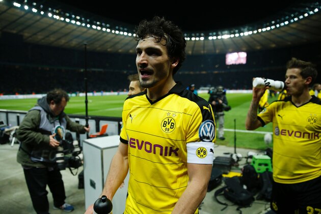 Dortmund's defender Mats Hummels and his team-mates make their way to the fans after the German Cup (DFB Pokal) semi-final football match Hertha Berlin v Borussia Dortmund at the Olympic stadium in Berlin on April 20, 2016.  
Dortmund won the match 0-3 and will face Bayern Munich in the final. / AFP / ODD ANDERSEN / RESTRICTIONS: ACCORDING TO DFB RULES IMAGE SEQUENCES TO SIMULATE VIDEO IS NOT ALLOWED DURING MATCH TIME. MOBILE (MMS) USE IS NOT ALLOWED DURING AND FOR FURTHER TWO HOURS AFTER THE MATCH. == RESTRICTED TO EDITORIAL USE == FOR MORE INFORMATION CONTACT DFB DIRECTLY AT +49 69 67880

 /         (Photo credit should read ODD ANDERSEN/AFP/Getty Images)