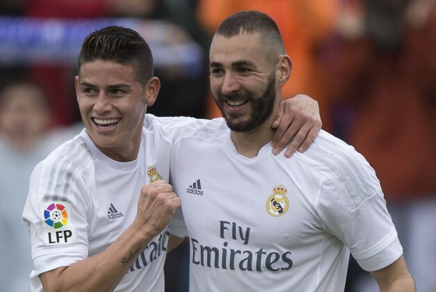 GETAFE, SPAIN - APRIL 16:  Karim Benzema (R) of Real Madrid CF celebrates scoring their opening goal with teammate James Rodriguez (L) during the La Liga match between Getafe CF and Real Madrid CF at Coliseum Alfonso Perez on April 16, 2016 in Getafe, Spain.  (Photo by Gonzalo Arroyo Moreno/Getty Images)