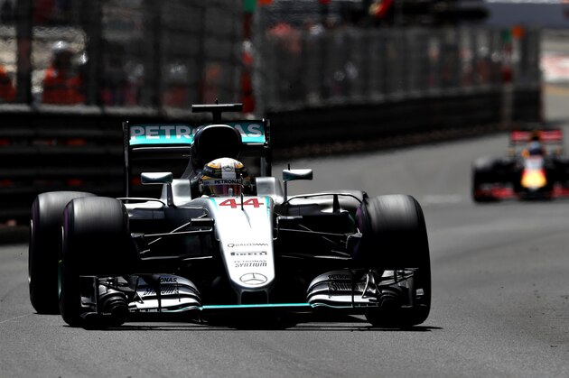 MONTE-CARLO, MONACO - MAY 29:  Lewis Hamilton of Great Britain driving the (44) Mercedes AMG Petronas F1 Team Mercedes F1 WO7 Mercedes PU106C Hybrid turbo on track ahead of Daniel Ricciardo of Australia driving the (3) Red Bull Racing Red Bull-TAG Heuer RB12 TAG Heuer during the Monaco Formula One Grand Prix at Circuit de Monaco on May 29, 2016 in Monte-Carlo, Monaco.  (Photo by Mark Thompson/Getty Images)