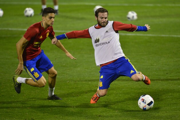 Spain's midfielder Juan Mata (R) plays a ball past Spain's defender Marc Bartra during a training session at the Jose Rico Perez stadium in Alicante on November 12, 2015 on the eve of the friendly football match Spain vs England.   AFP PHOTO/ JOSE JORDAN        (Photo credit should read JOSE JORDAN/AFP/Getty Images)