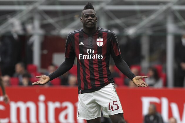 MILAN, ITALY - MAY 01:  Mario Balotelli of AC Milan reacts during the Serie A match between AC Milan and Frosinone Calcio at Stadio Giuseppe Meazza on May 1, 2016 in Milan, Italy.  (Photo by Marco Luzzani/Getty Images)