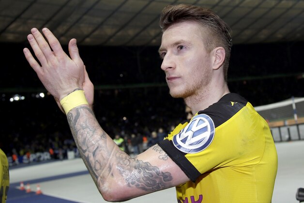 Dortmund's Marco Reus applauds in front of the supporters after the German soccer cup (DFB Pokal) semifinal match between Hertha BSC Berlin and Borussia Dortmund in Berlin, Germany, Wednesday, April 20, 2016. Dortmund defeated Berlin by 3-0. (AP Photo/Michael Sohn)
