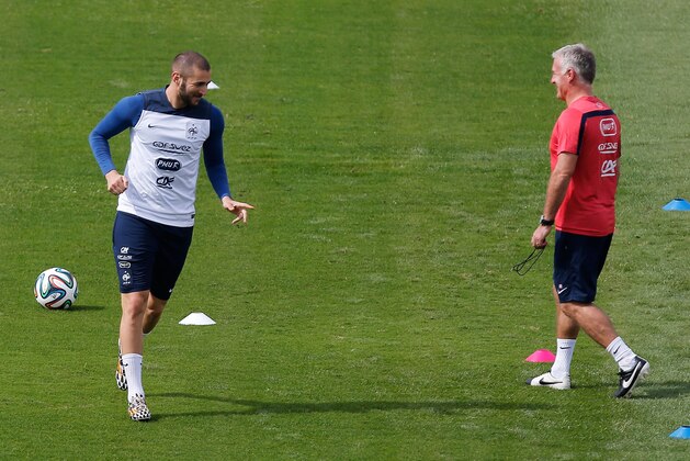 France's Karim Benzema, left, runs next to head coach Didier Deschamps on the field during a training session at Santa Cruz stadium in Ribeirao Preto, Brazil, Saturday, June 28, 2014. France will face Nigeria on Monday in the round of 16 at the World Cup. (AP Photo/David Vincent)