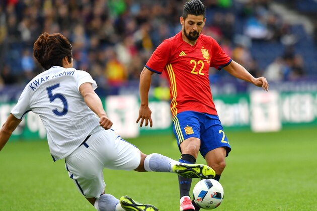 Spain's Manuel Agudo Duran (R) and South Korea's Tae-hwi Kwak vie for the ball during the Euro 2016 friendly football match between Spain and South Korea at Red Bull stadium in Salzburg, Austria on June 1, 2016. / AFP / WILDBILD        (Photo credit should read WILDBILD/AFP/Getty Images)