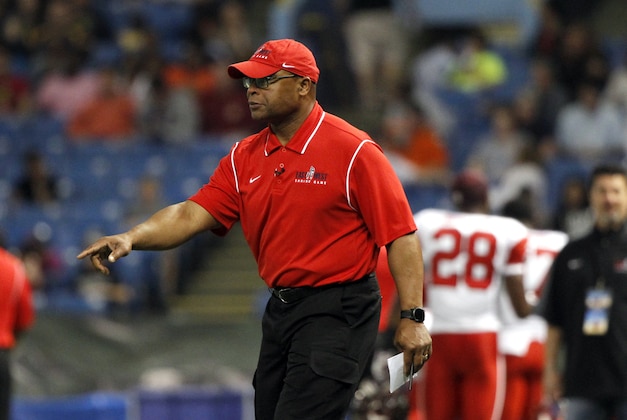 Jan 17, 2015; St. Petersburg, FL, USA;  East head coach Mike Singletary points during the second quarter at the East-West Shrine Game at Tropicana Field . Mandatory Credit: Kim Klement-USA TODAY Sports