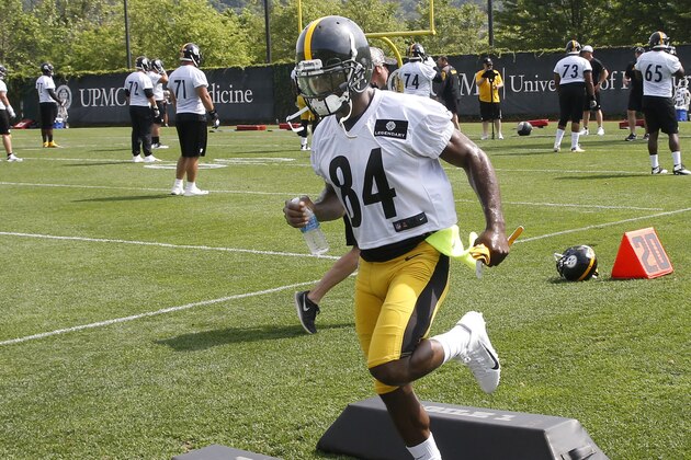 Pittsburgh Steelers wide receiver Antonio Brown (84) goes through  an agility drill during NFL football practice, Tuesday, May 31, 2016, in Pittsburgh. (AP Photo/Keith Srakocic)