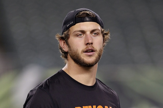 Jan 9, 2016; Cincinnati, OH, USA; Cincinnati Bengals tight end Tyler Eifert (85) warms up before the AFC Wild Card playoff football game against the Pittsburgh Steelers at Paul Brown Stadium. Mandatory Credit: David Kohl-USA TODAY Sports