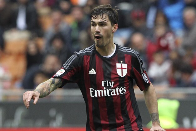 MILAN, ITALY - MAY 01:  Alessio Romagnoli of AC Milan in action during the Serie A match between AC Milan and Frosinone Calcio at Stadio Giuseppe Meazza on May 1, 2016 in Milan, Italy.  (Photo by Marco Luzzani/Getty Images)